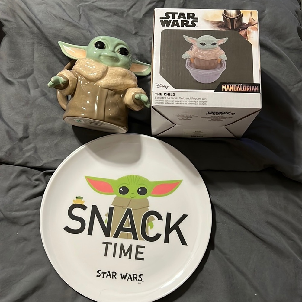 Star Wars kitchen collectible set salt & pepper shakers two plates coffee mug